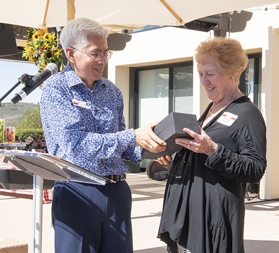 Hung Lee presenting Frau Luft with gift